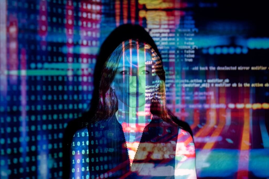 Algoritmos, odio y poder: la nueva arquitectura de la polarización Eje Global